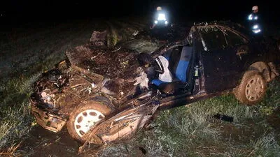 Das Auto landete im Acker, für den Lenker kam jede Hilfe zu spät