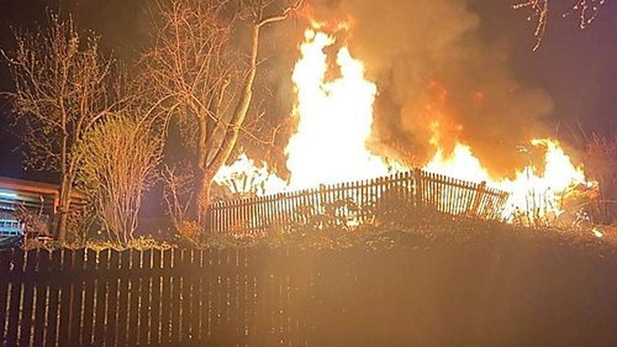 Die Hütte stand in Vollbrand