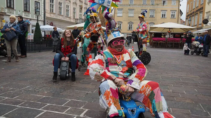 Richtig abgefahren war das Faschingswecken heuer. Am Samstag den 11. 11. um 11 Uhr 11 fuhr die Waidmannsdorfer Faschingsgilde am Alten Platz vor. Und parkte danach in einer blauen, grünen und weißen Zone ein. "Weil sich keiner mehr auskennt", wie Faschingsgildenobmann Günter Brommer sagte. . .