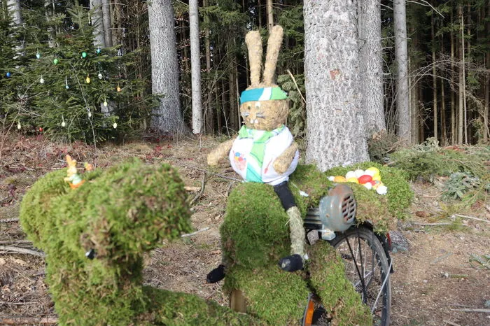 Voller Stolz zeigt sie am Montagnachmittag auf das mit Moos verzierte Fahrrad. Dort sitzt jetzt ein Osterhase.