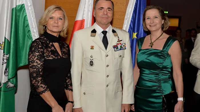 Der 59. Unteroffiziersball ging am Rosenmontag in der Grazer Belgierkaserne über die Bühne. Vizeleutnant Othmar Wohlkönig lud zum gemeinsamen Feiern ein. Gast unter anderem: Landtagspräsidentin Bettina Vollath (rechts).