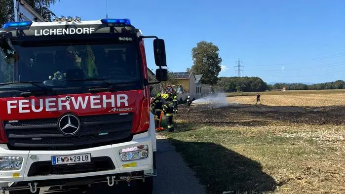 Mithilfe des großen Hilfeleistungsfahrzeugs der FF Lichendorf, das bis zu 4000 Liter Wasser tanken kann, wurde das Feuer rasch gelöscht