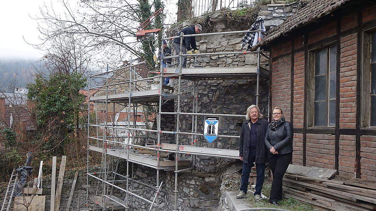   Meinhard Neugebauer und Tochter Ute vor dem Turm