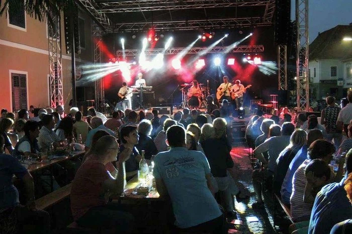 Mit 13 Bands und Interpreten aller Musikrichtungen auf drei Bühnen rund um den Augustinerplatz.
