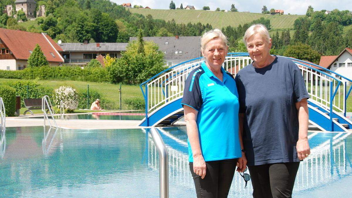 Kassiererin Christine Mugrauer und Badegast Barbara Herk freuen sich auf den Sommer