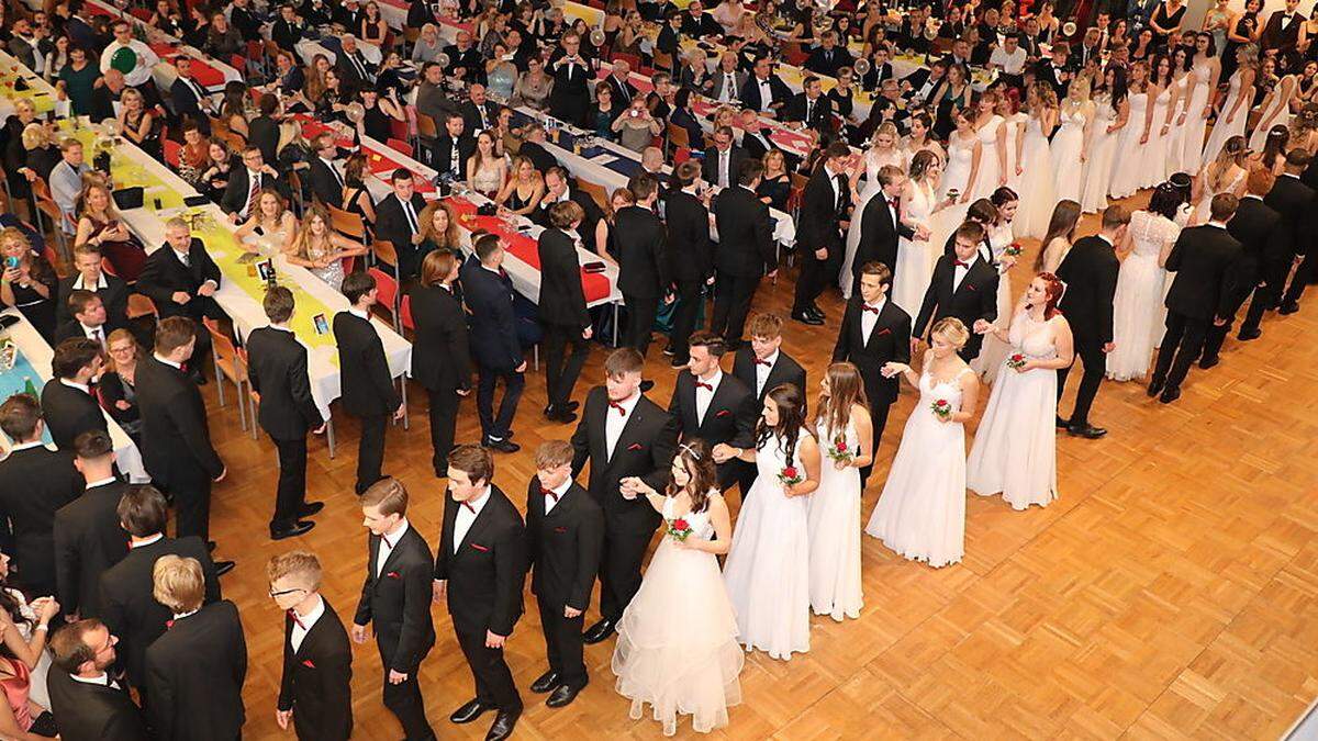 Für die Maturantinnen und Maturanten des Bezirkes Leoben – wie hier im Vorjahr des Alten Gymnasiums – startet bald die diesjährige Ballsaison