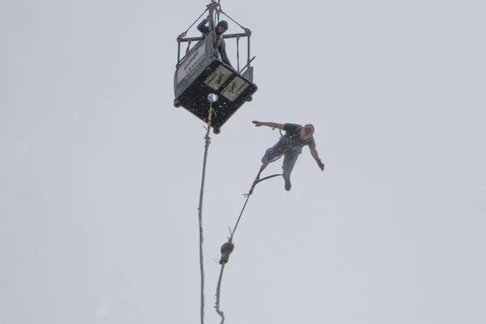 ...während Mutige beim Bungee Jumping für den besonderen Adrenalinkick sorgten.