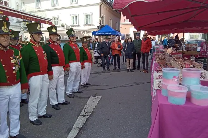 Dazu gehören traditionell die Standl vom Hauptplatz bis zum Ende der Anna-Neumann-Straße.