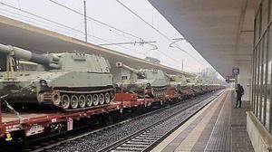 Die Panzerhaubitzen im Bahnhof von Udine