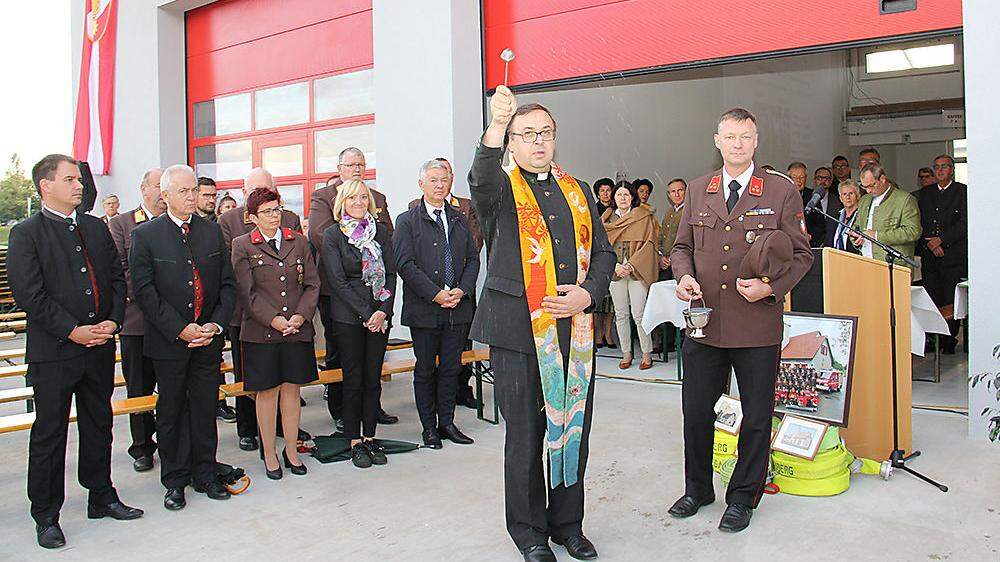 Pfarrer Anton Neger segnete das neue Rüsthaus