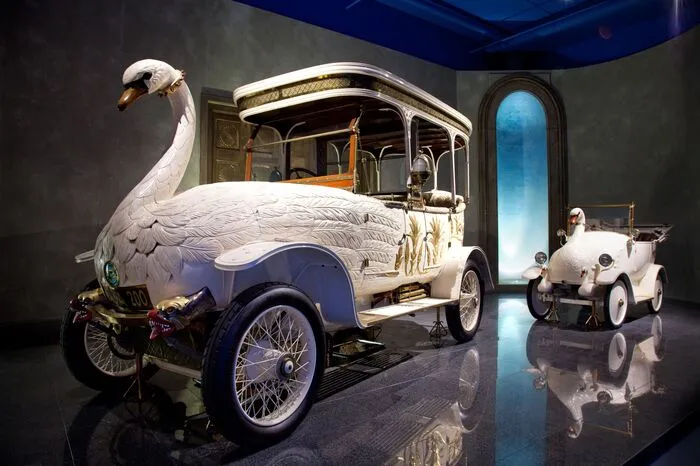 Das Brooke 25/30 HP Swan Car aus dem Jahr 1910 und die Miniatur Cygnet wurden 1991 bei einer Auktion für eine sechsstellige Summe versteigert. Heute sind sie frisch restauriert in der holländischen Louwmann Collection zu sehen.