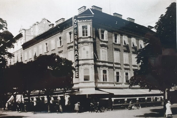 159 Grazer Kaffeehausgeschichte ist mit der einstigen Columbia und dem Operncafé verbunden.
