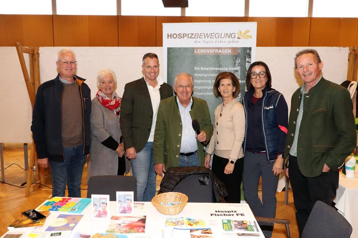 Auch die Hospizbewegung  mit Corinna Fischer-Seebacher (5. v. Links)  hatten einen Infostand.