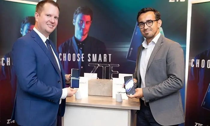 Christian Woschitz, CEO von ZTE Austria, und Philipp Majdic bei der Präsentation des 5G-tauglichen Smartphones 