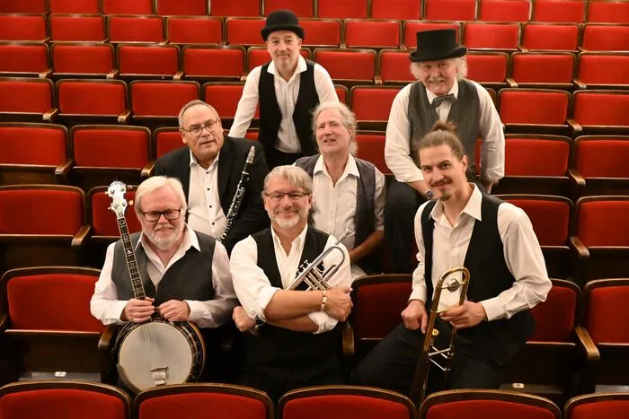 Die „Very Old Stoariegler Dixielandband“ mit Veranstalter Johannes Hödl (mittlere Reihe, links außen)