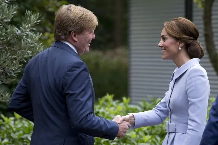 König Willem-Alexander begrüßte Kate am Dienstag in seinem Landhaus Villa Eikenhorst bei Den Haag.