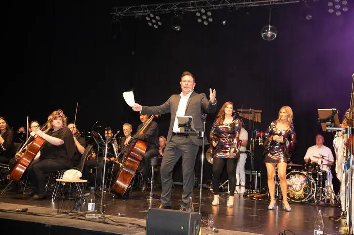ABBA Symphonics spielte drei Stunden lang und lud die Gäste ein zu einem unvergesslichen Abend, zwischen Orchester, Rockband und tollen Sängerinnen.