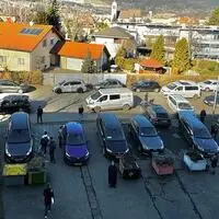 Zu den Stoßzeiten schieben sich in der Leobener Moserhofstraße vor den beiden Gymnasien die Autos von Eltern, die ihre Kinder abholen