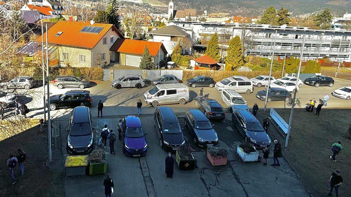 Zu den Stoßzeiten schieben sich in der Leobener Moserhofstraße vor den beiden Gymnasien die Autos von Eltern, die ihre Kinder abholen