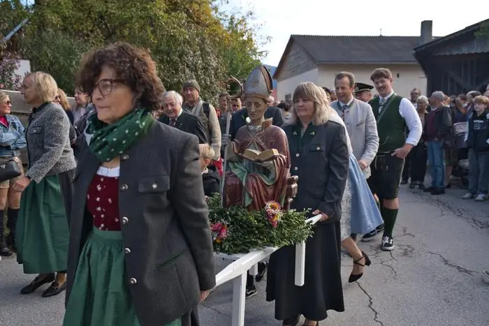 .Dahinter steckt eine lange Geschichte. Früher stand die Freiung für den besonderen Schutz des Marktes und sollte einen friedlichen Handel ermöglichen.