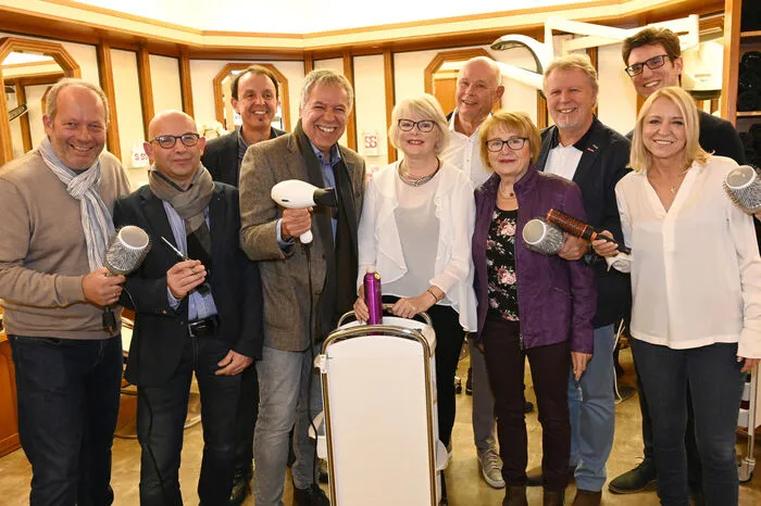 Von 5. bis 10. November wird gefeiert. Stadtpolitiker und Vertreter der Friseur-Innung sowie der Wirtschaftskammer stellten sich mit Glückwünschen ein.
