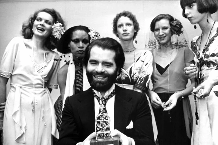 Seit 1983 hat er die Geschicke des Modehauses Chanel geleitet und damit das Erbe von Coco Chanel weitergeführt.