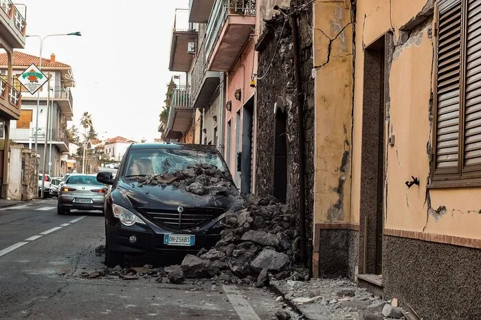 Seit Montag in der Früh erschütterten Hunderte leichtere und teils stärkere Beben die Region. Durch die Eruption des Ätna habe sich am Vulkan ein zwei Kilometer langer Spalt aufgetan, aus dem sich Lava ergoss, erklärte das Nationale Institut für Geophysik und Vulkanologie (INGV).    