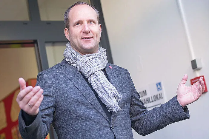 Neos-Chef Matthias Strolz wählte am Vormittag in einer Schule in Wien-Meidling.
