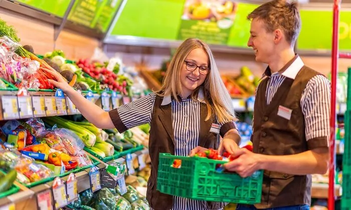 Die Lehrlinge lernen den Markt von Grund auf kennen