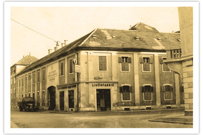 An den Standort in der Prankergasse in Gries ist man 1931/32 gezogen. Das ehemalige Betriebsgebäude der Brauerei Franz Schreiner &amp; Söhne, Erste Grazer Actien-Brauerei, konnte als Firmensitz erworben werden. Das Personal wuchs an, ein Pferdefuhrwerk war vorhanden und Fässer wurden per Bahn ausgeliefert.