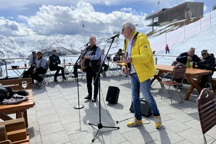 TV-Legende Harry Prünster sorgte mit seinem Witzerepertoire und Gesangseinlagen auf der Conny Alm gemeinsam mit Mandy Oberle für Hüttengaudi.