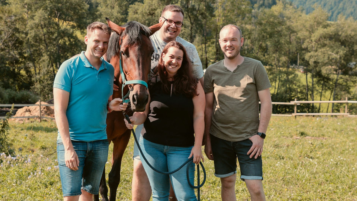 Cynthia umringt von ihren Verehrern: Johannes, Armin und Michael (v.l.n.r.)