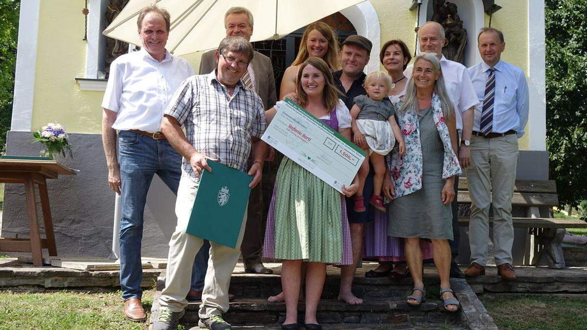 Familie Bartl erhielt eine Auszeichnung für tierfreundliches Bauen