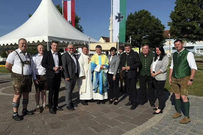 Bürgermeister Franz Jost, Vizebürgermeister Roland Gogg und Ortsvorsteher Dieter Siegl marschierten an der Spitze, weiters Abordnungen des Kameradschaftsbundes und der Feuerwehr.