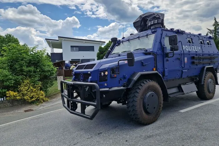 Die Spezialeinheit Cobra rückte mit Spezialfahrzeugen an.