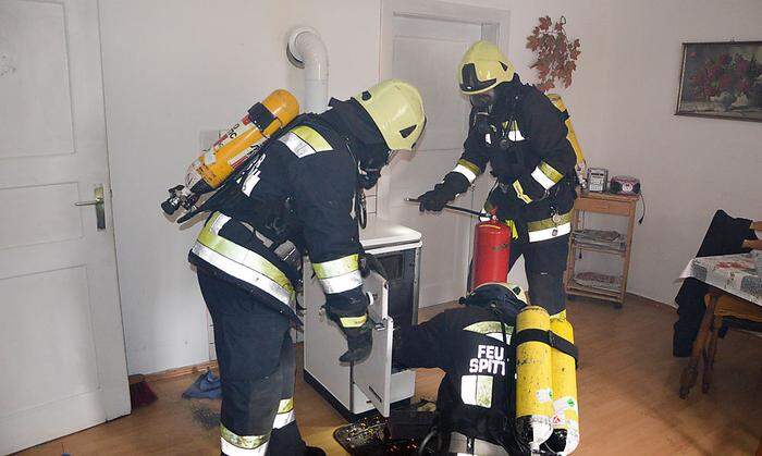 Die Feuerwehrleute setzten den defekten Ofen wieder in Stand 