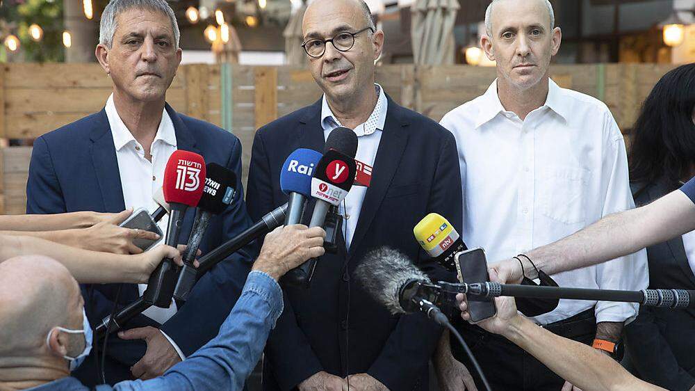 Die Anwälte Shmuel Moran, mitte, und Avi Himi, links, repräsentieren die italienische Familie des sechsjährigen Eitan 