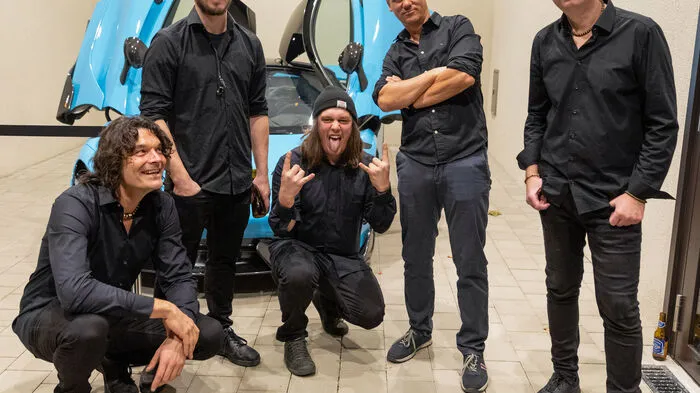 Die Band, bestehend aus Robert Schwarzl, Werner Fuchs, Wilfried Rombold-Windberger, Tom Peyerl und Matthias Senekowitsch, lud zur Videopremiere ins Fidelium in Eichkögl.