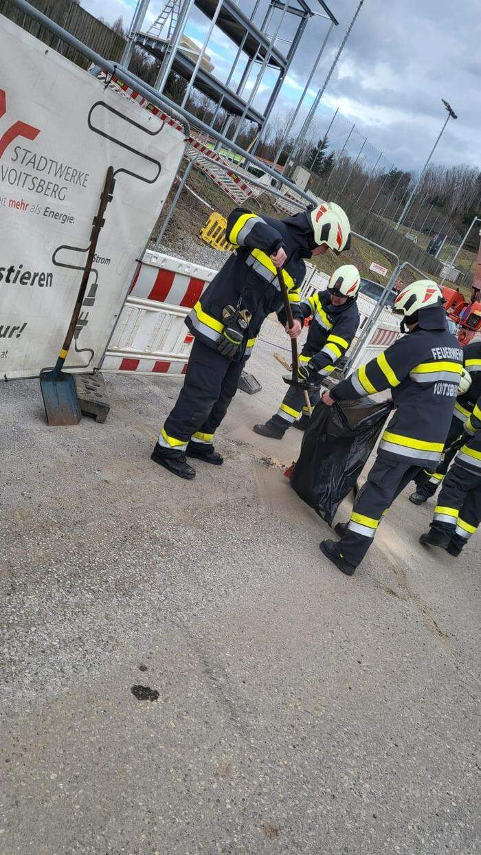 Die Feuerwehrleute entfernten die Wrackteile von der Fahrbahn