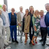 von links: Mike Krüger mit Frau Ingrid, Otto Retzer, Peter Kraus, Sohn Mike, Julia Kent, Thomas Ohrner