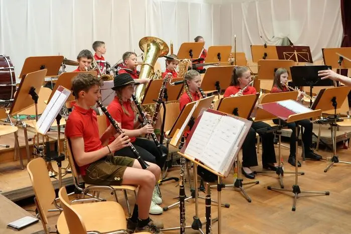 Nach zwei Musikstücken des Jugendblasorchesters eröffnete der Musikverein das Konzert mit dem russischen Marsch „Abschied der Slawin“. Es folgten weitere sieben Musikstücke vom „Montana Marsch“ bis zu „Take on me“.