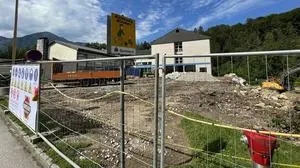 Baustelle bei der Mittelschule in Bad Aussee. Hier wird in mehreren Etappen gebaut, wie hoch die Kosten am Ende liegen, ist nicht vorherzusehen