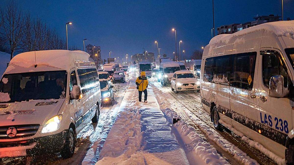 Tausende Menschen verbrachten Nacht in Autos