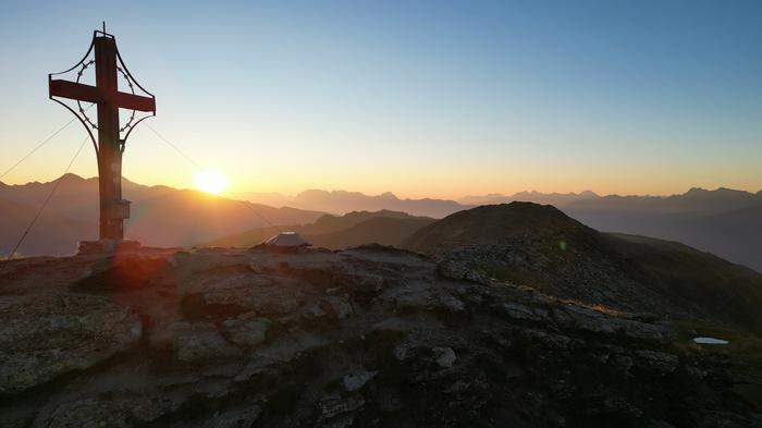 Sonnenaufgang auf dem Markinkele-Gipfel: Von hier sieht man bis zu den Drei Zinnen