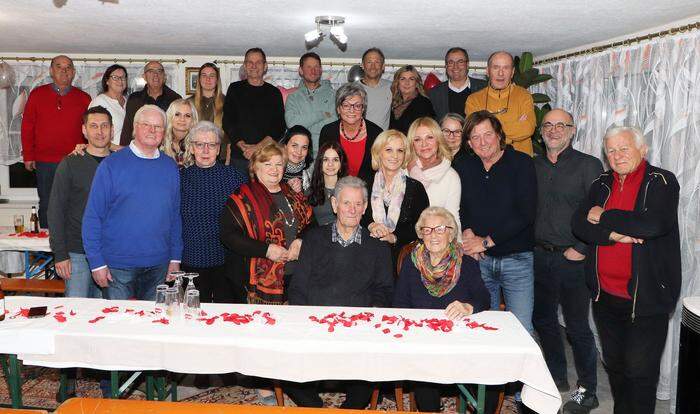 Gruppenfoto vom Überraschungsfest zum 70. Hochzeitstag von Isolde und Erwin Duller