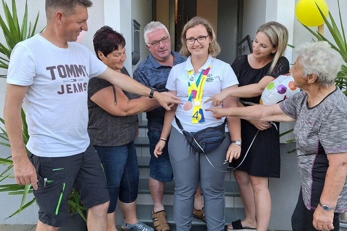Die beiden Frauen wurden zu Hause gefeiert.