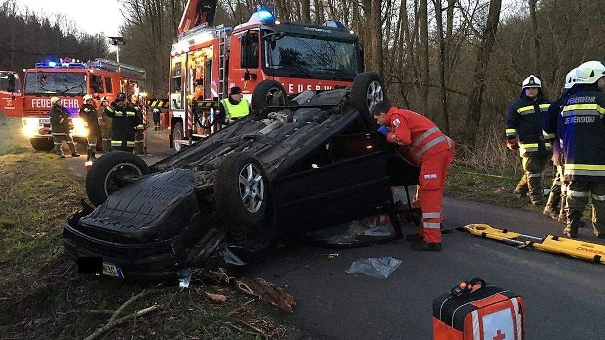 Das Auto landete nach der Kollision auf dem Dach