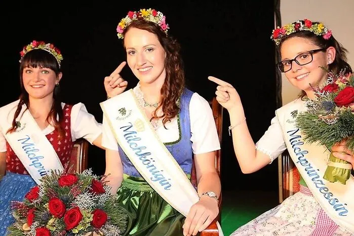 Frisch gekürt: Milchkönigin Doris Haissl aus Gaal (Mitte) mit den Prinzessinnen Sophia Spath aus Hitzendorf (li) und Birgit Kaufmann aus Leoben.