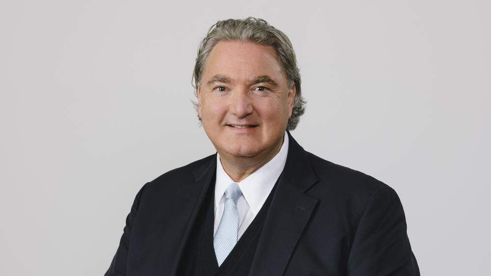 Erwin van Lambaart, Generaldirektor der Österreichischen Lotterien, unterstützt die heimischen Pflegekräfte