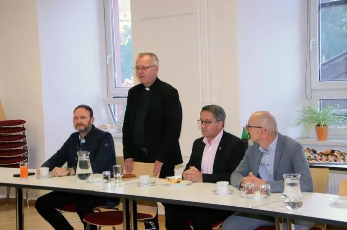 Nach der Begrüßung durch Pfarrer Martin Trummler und unter der Moderation von Martina Laubreiter sprach der Diözesanbischof zum Thema Kirchenentwicklung, Entwicklung und Neustrukturierung in den Pfarren und Seelsorgeräumen.
